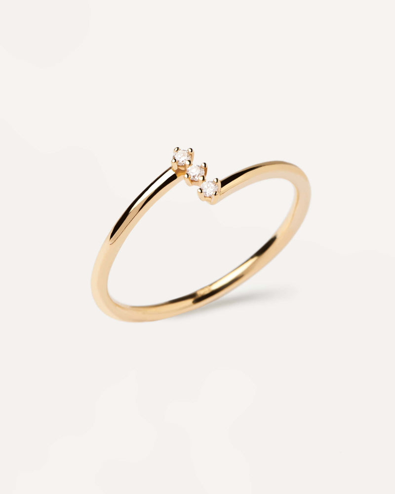 Solid yellow gold ring set with a 3 lab-grown diamond line of 0.04 carats
