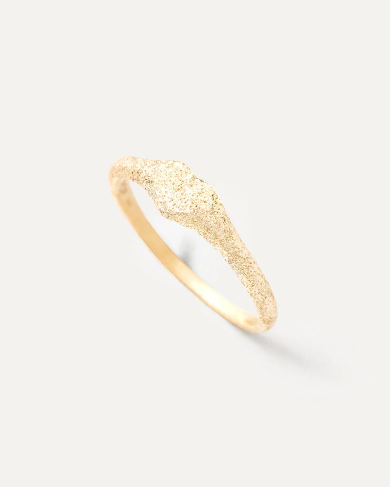 Heart-shaped signet ring in solid 18K yellow gold with a sandblast finish