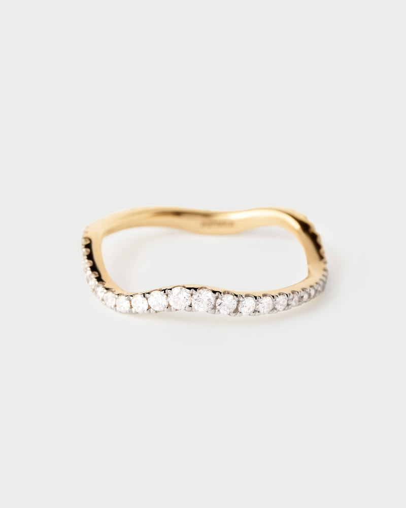 Fluid eternity ring in 18K gold with an undulating band accented with lab-grown diamonds