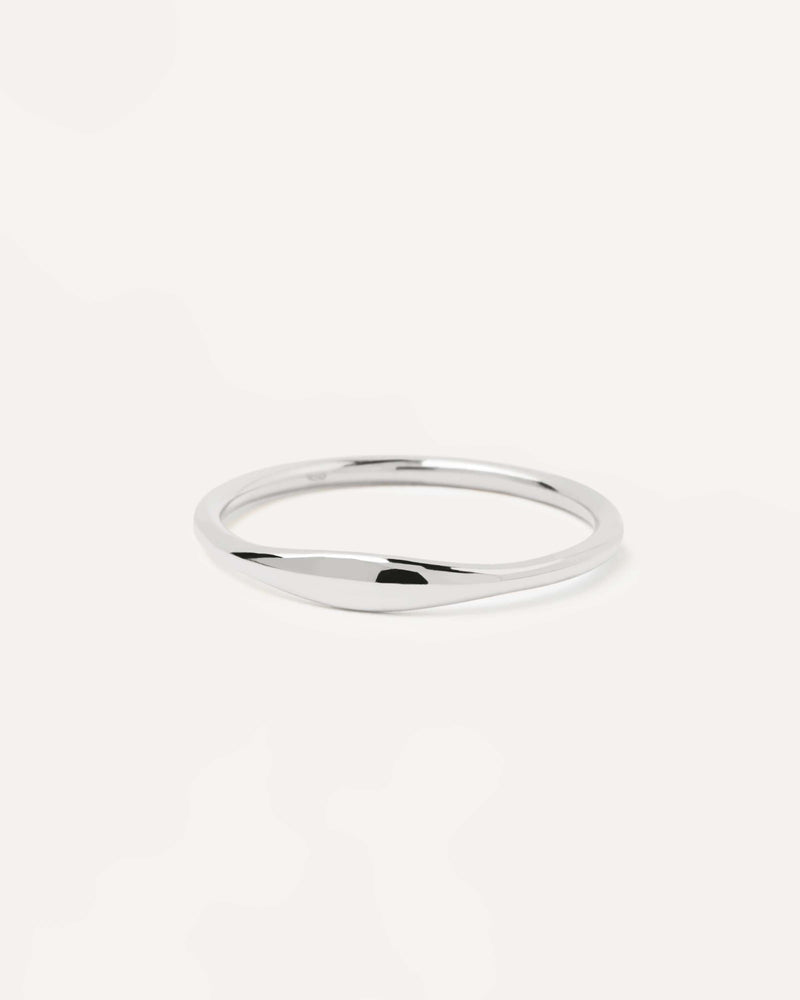 Basic white gold ring with a dome motiv on the middle
