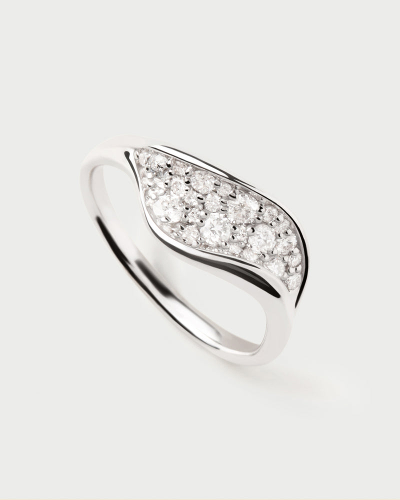 Organic wedding ring in 18K white gold set with a pavé of lab-grown diamonds