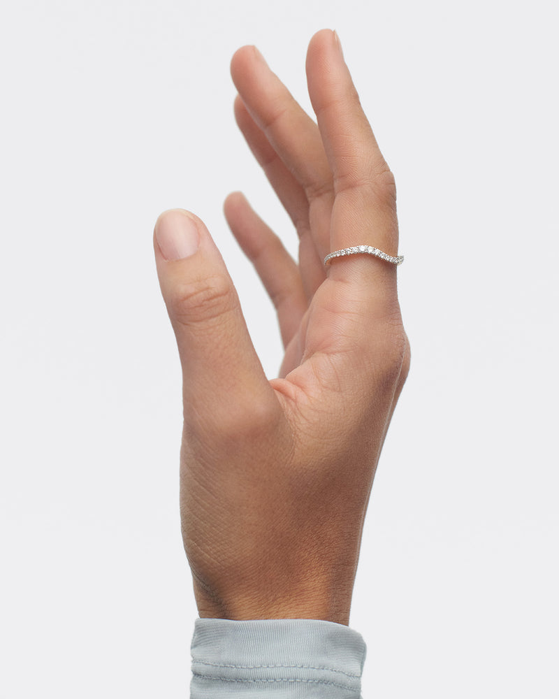 Fluid eternity ring in 18K gold with an undulating band accented with lab-grown diamonds