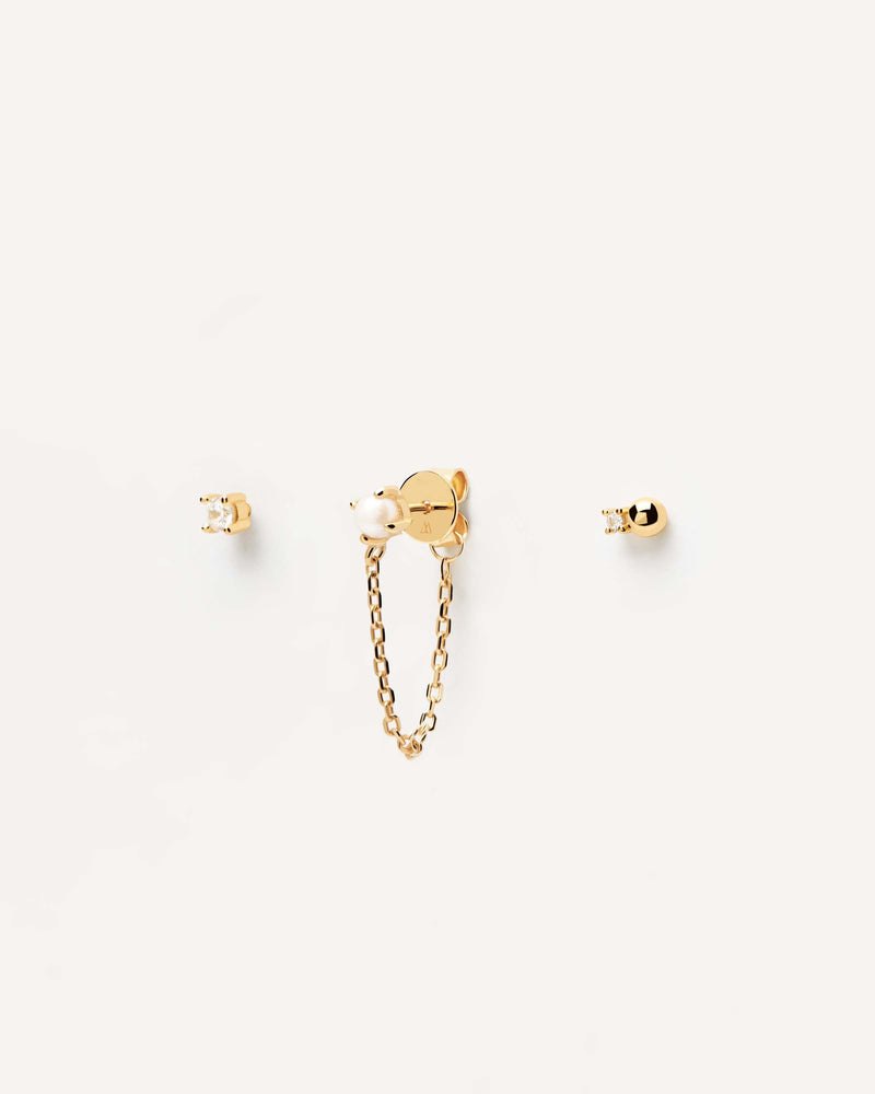 Set of three single earrings in 18k gold plated silver; a pearl stud with a chain and two zirconia