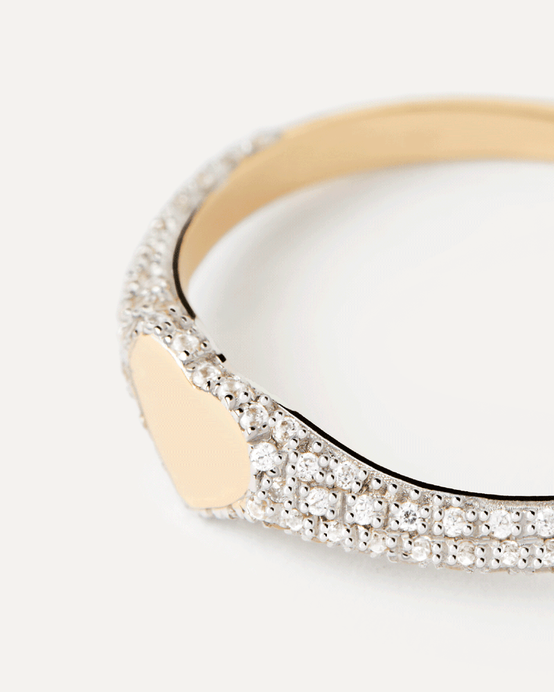 Heart-shaped signet ring in solid yellow gold set with 76 pavé lab-grown diamonds of 0.23 carats
