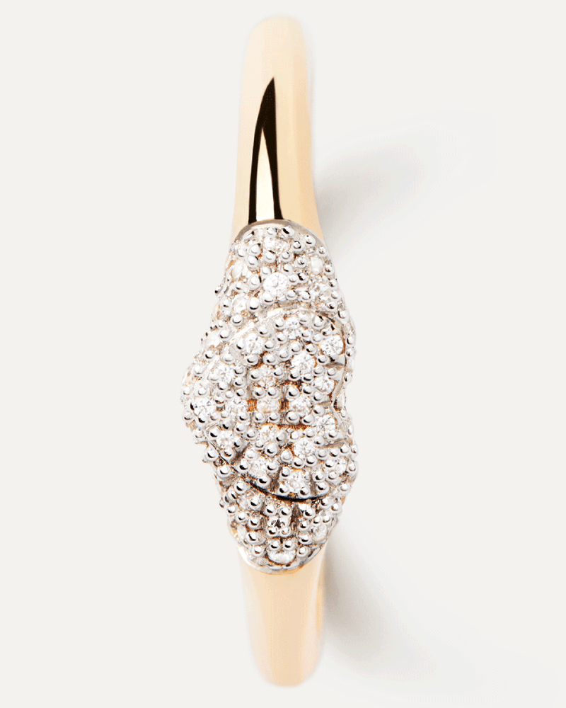 Heart-shaped signet ring in solid yellow gold with 48 pavé lab-grown diamonds stamp of 0.62 carats