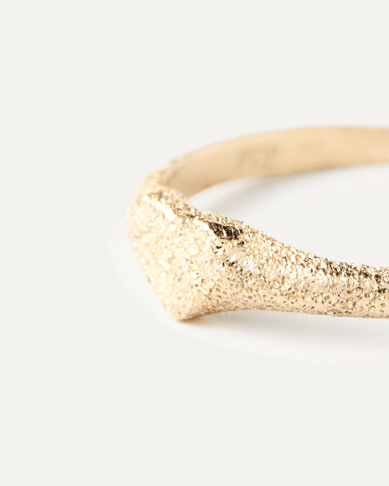 Heart-shaped signet ring in solid 18K yellow gold with a sandblast finish