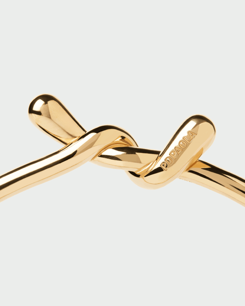 Gold-plated distinctive bangle with a fluid twisted motif